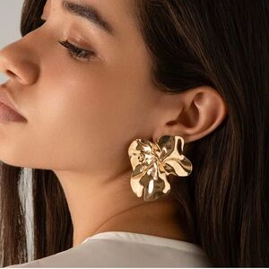 Elegant Gold Flower Earrings